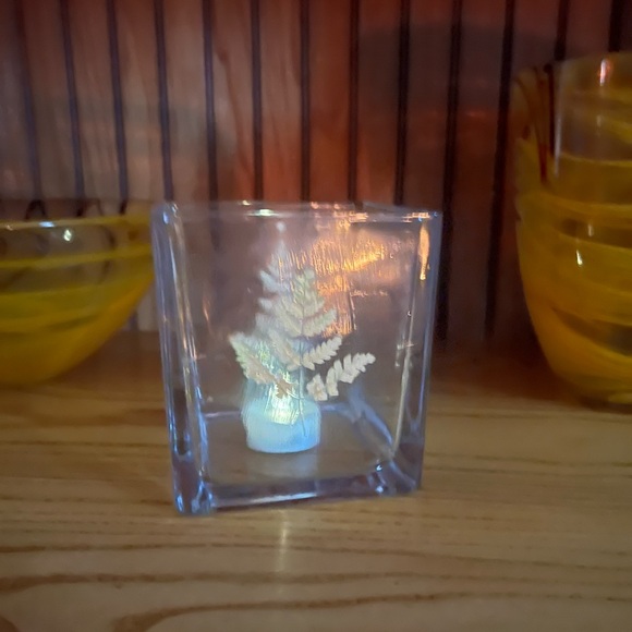 Clear Glass Vase with Fern Design - Picture 3 of 9